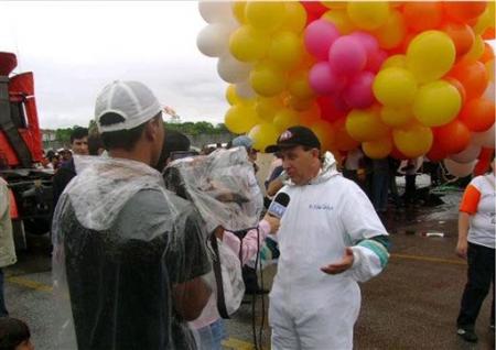 Un pr�tre s'envole avec des ballons et dispara�t !