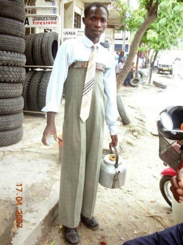 T'as le look coco ! Je ne sais pas si c'est la cravatte ou la ceinture qui d�range le plus !