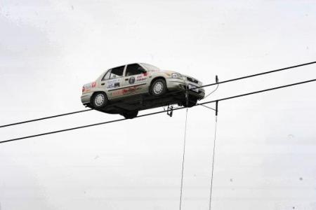 Il conduit une voiture sur des c�bles install�s � 45 m�tres de haut !