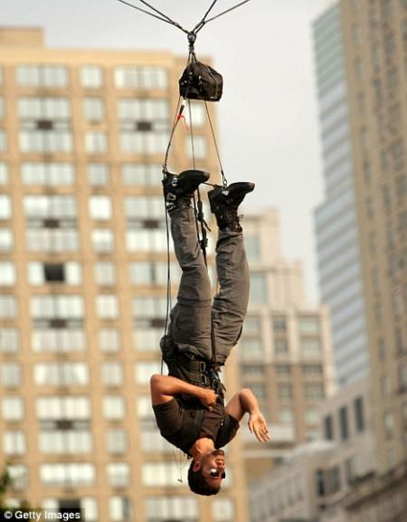 Suspendu par les pieds pour 60 heures � Central Park !
